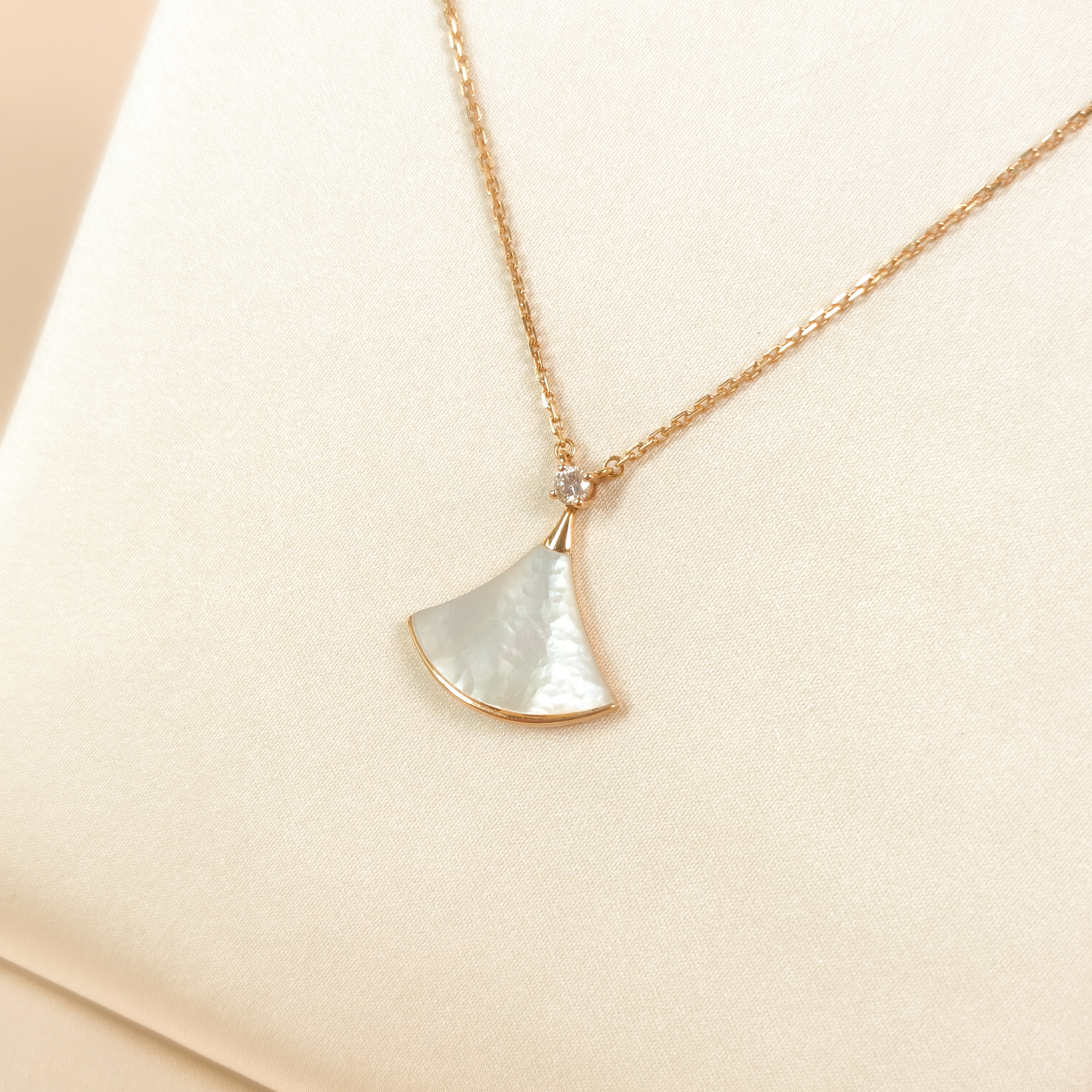 Bvlgari Necklace DIVAS’ DREAM Collection Pearl White Mother-of-Pearl Diamond18KR ose Gold Medium Pendant2cm 43cm — cover view 5 of 10