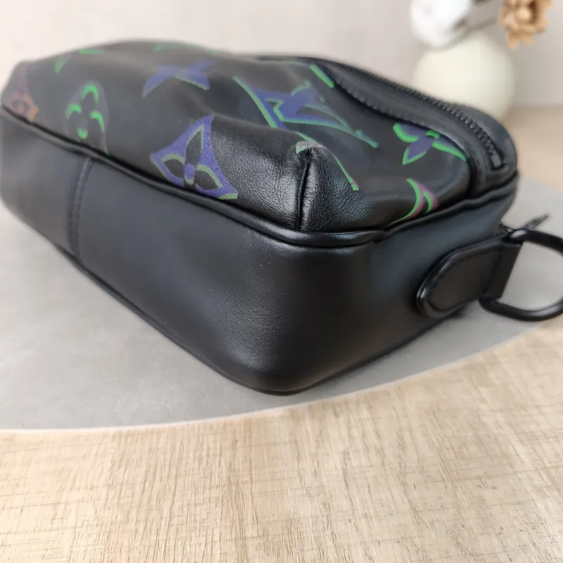Louis Vuitton Crossbody Bag Comet Messenger Messenger Bag Black Calfskin Small23 × 8 × 12.5 cm — detail view 4 of 11