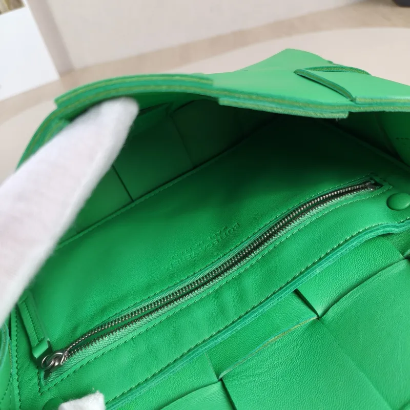 Bottega Veneta Crossbody Bag Cassette Woven Green Lambskin Medium23 × 5 × 15 cm — detail view 7 of 13