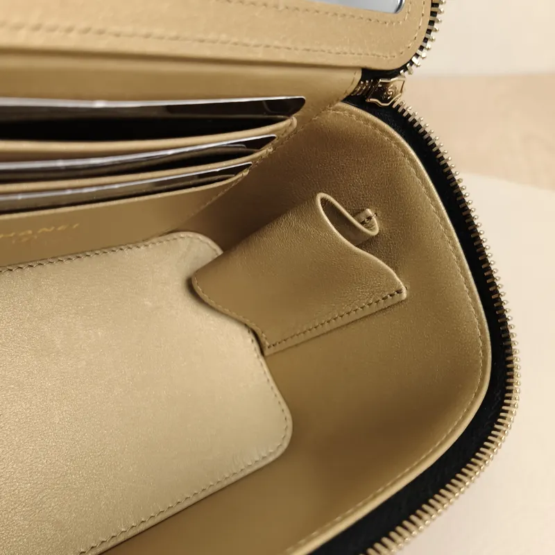 Chanel Crossbody Bag Edition Black Lambskin One Size17 × 8 × 9.5 cm — detail view 2 of 13