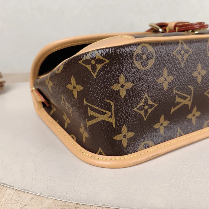 Louis Vuitton Crossbody Bag Diane Baguette Bag Shoulder Strap PVC Small 24 × 9 × 15 cm — detail view 3 of 14
