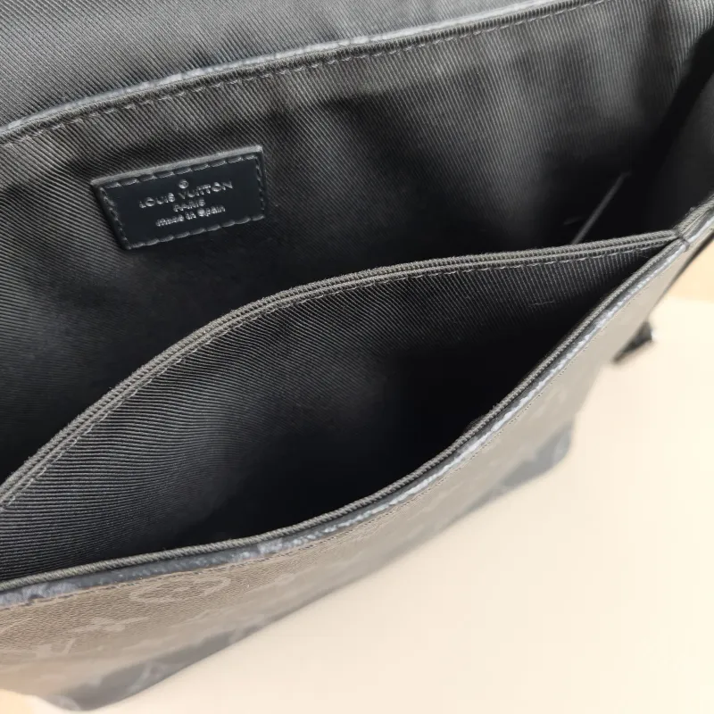 Louis Vuitton Crossbody Bag District Messenger Bag Monogram PVC Small 25 × 7 × 22 cm — detail view 6 of 11