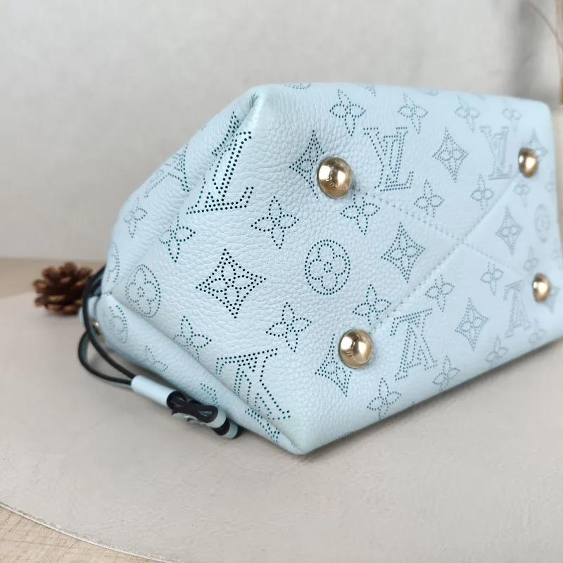 Louis Vuitton Crossbody Bag BELLA Green Calfskin 22 × 14 × 20 cm — detail view 1 of 11
