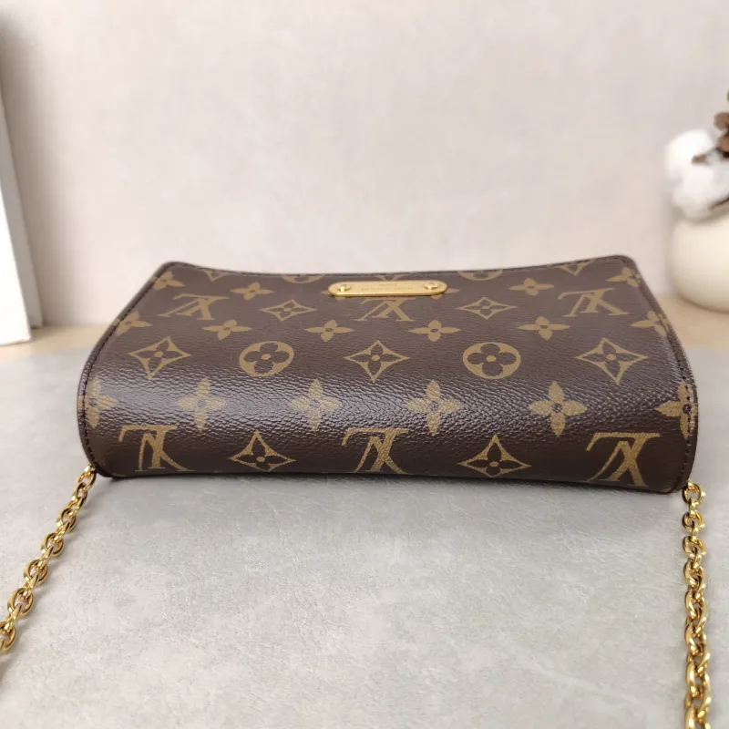 Louis Vuitton Crossbody Bag LILY Chain Bagwoc Monogram PVC One Size21 × 3.5 × 10.5 cm — detail view 12 of 15
