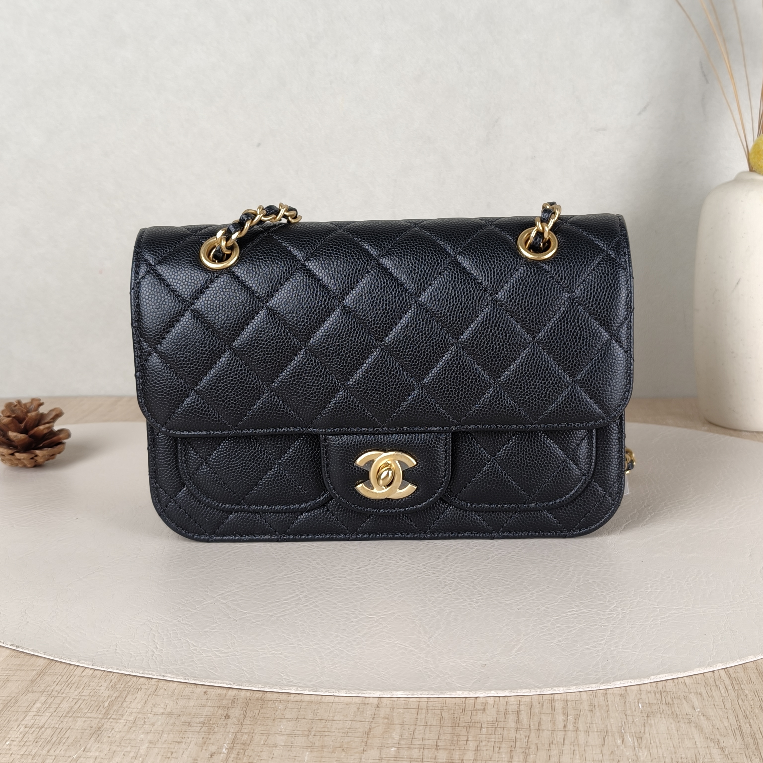 Chanel Crossbody Bag Messenger Bag Black Grained Calfskinmini19.5 × 6 × 13 cm