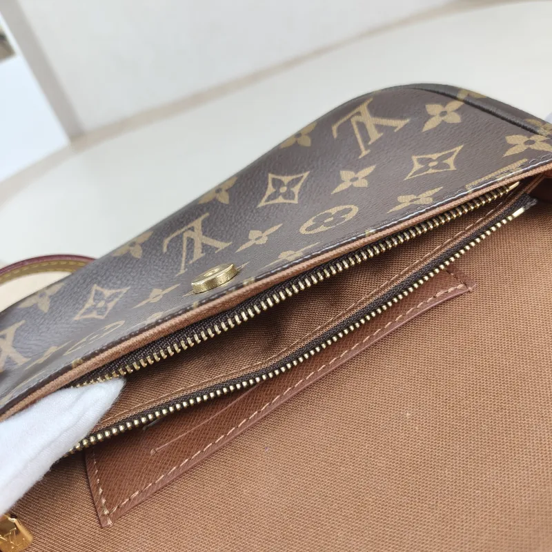 Louis Vuitton Crossbody Bag IVY Monogram PVC Small23.5 × 4.3 × 12 cm — detail view 1 of 13