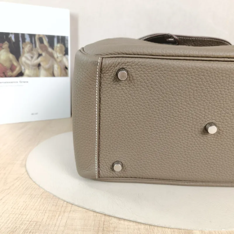 Hermès Shoulder Bag Lindy 30 TC Calfskin Medium 30 × 15 × 19 cm A — detail view 11 of 11