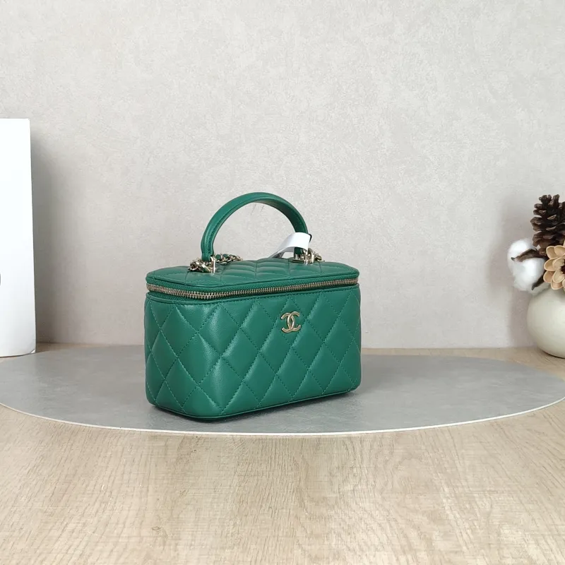 Chanel Crossbody Bag Edition Green Lambskinmini16 × 8 × 9.5 cm — cover view 3 of 5