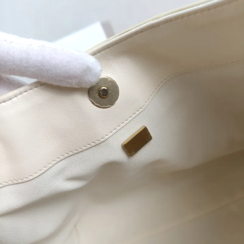 Chanel Crossbody Bag hobo White Lambskin One Size 27 × 11 × 24 cm — detail view 5 of 12