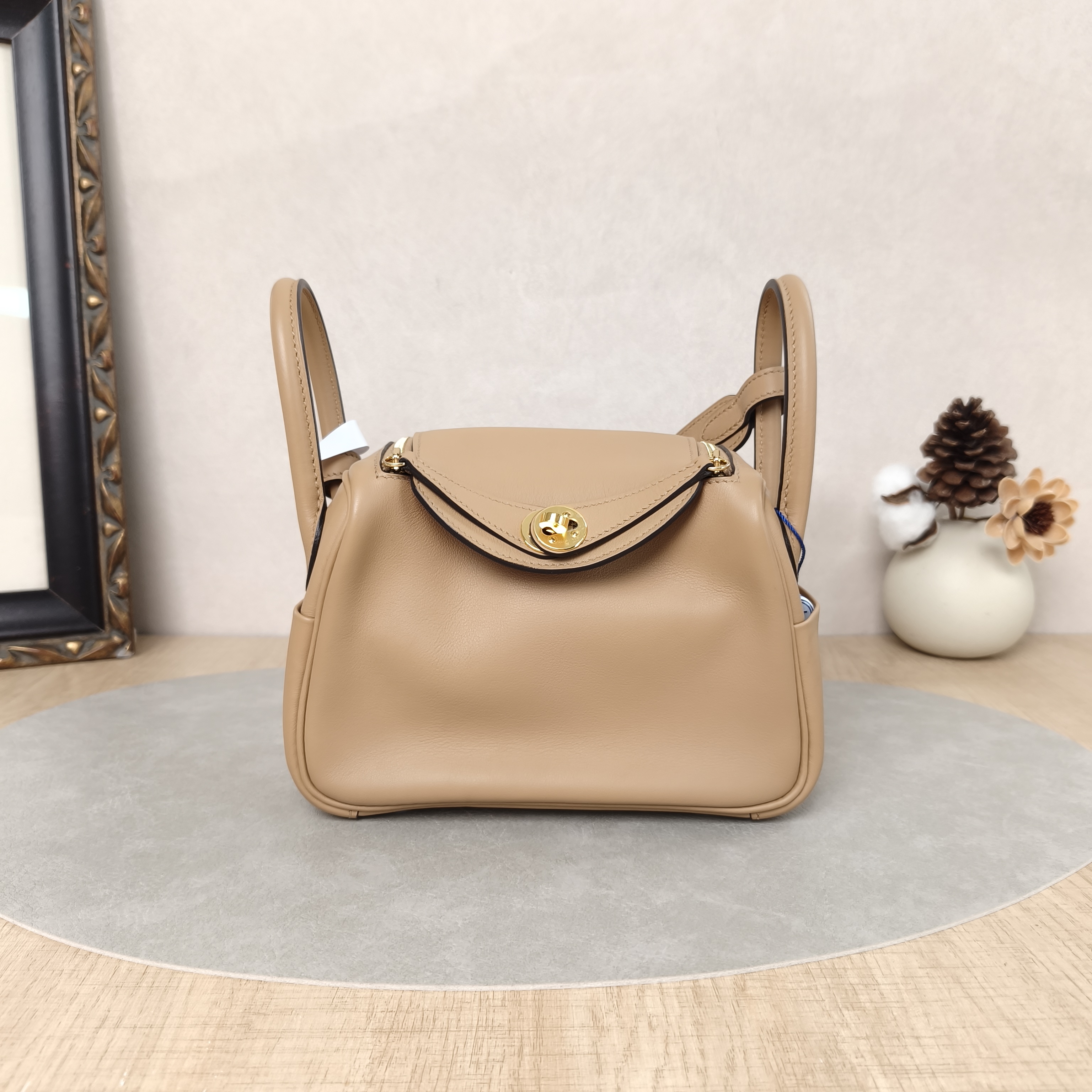 Hermès Crossbody Bag Lindy Mini 19 0M X9 Swift Calfskinmini19 × 9.5 × 13 cm