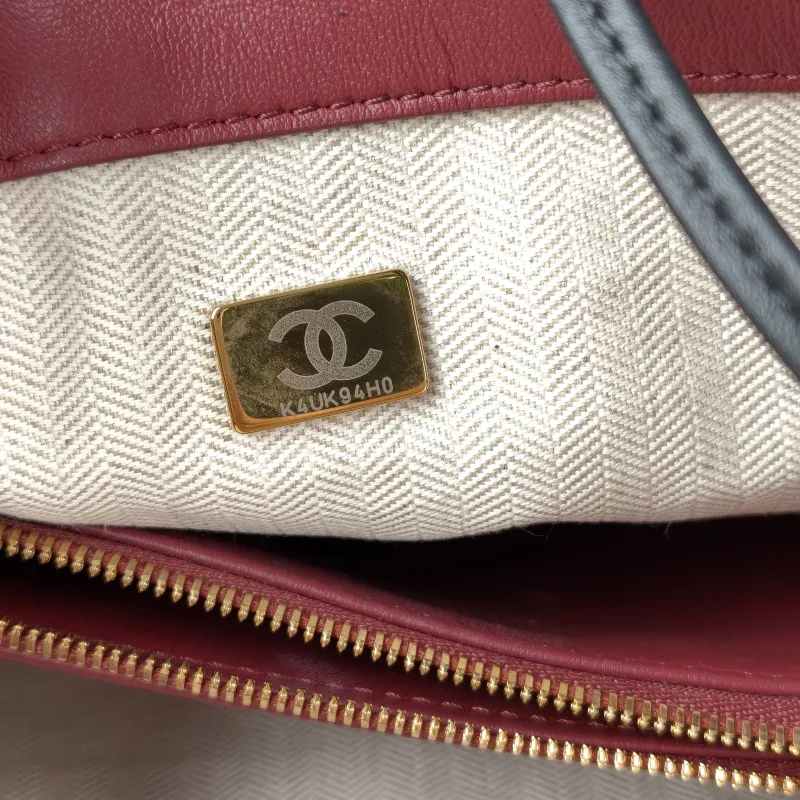 Chanel Shoulder Bag Bucket Bag Black Lambskin 22.5 × 13 × 22 cm — detail view 8 of 10