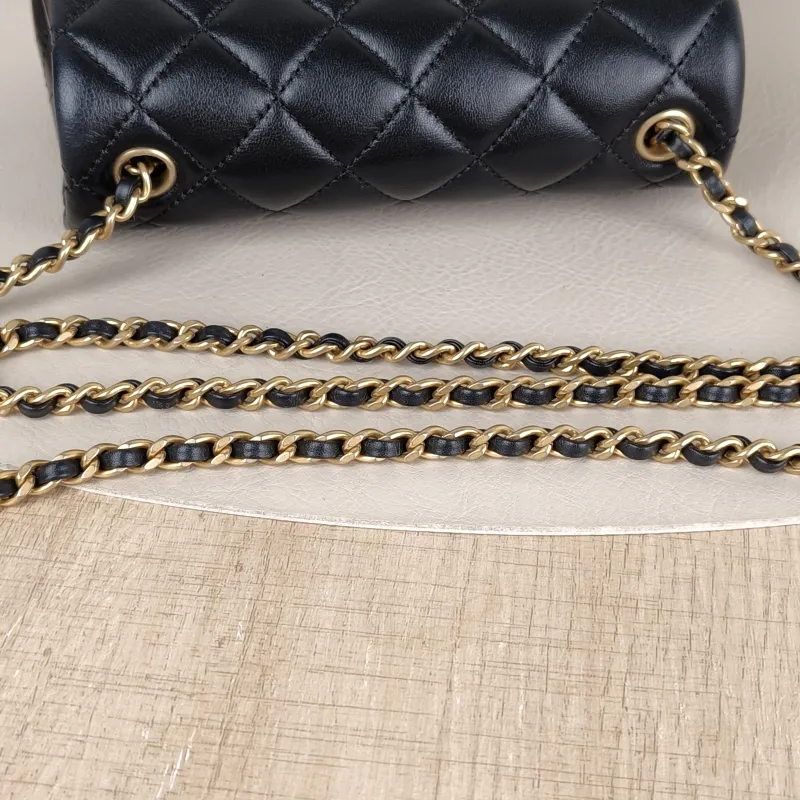 Chanel Crossbody Bag c Black Lambskin Mini 17 × 8 × 13.5 cm — detail view 9 of 15