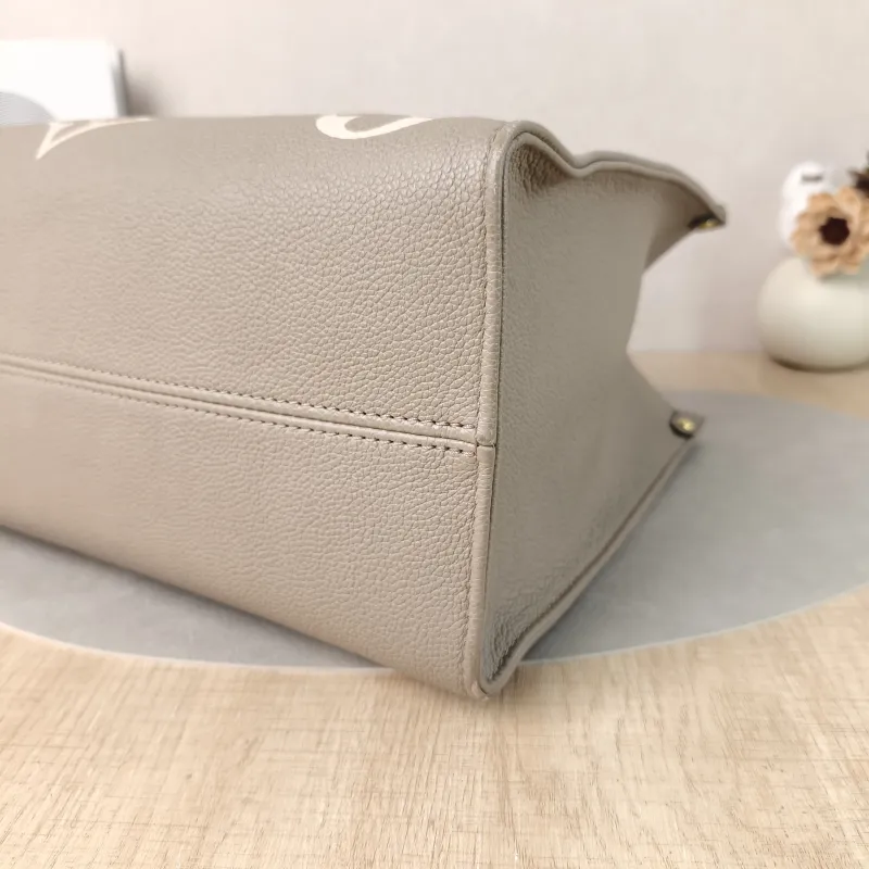 Louis Vuitton Shoulder Bag Onthego Medium · White Empreinte Embossed Calfskin Medium35 × 14 × 27 cm — detail view 3 of 11