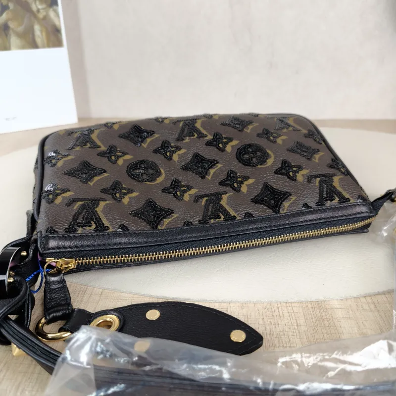 Louis Vuitton Shoulder Bag Pochette Accessoires Monogram PVC · One Size22 × 4 × 13 cm — detail view 3 of 9