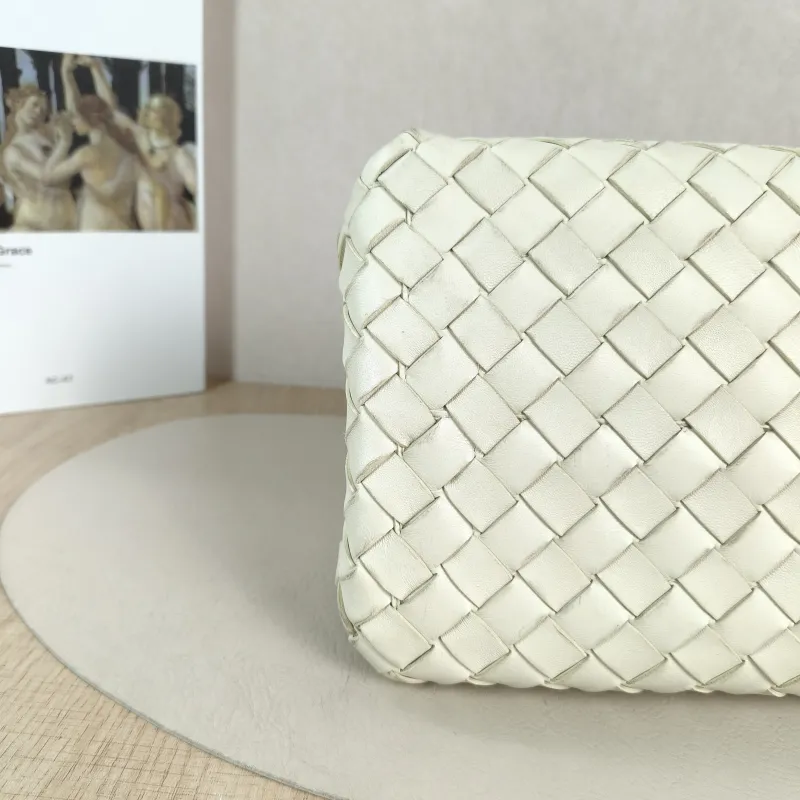 Bottega Veneta Crossbody Bag Parachute White Lambskin Small 20 × 17 × 16.5 cm — detail view 3 of 10