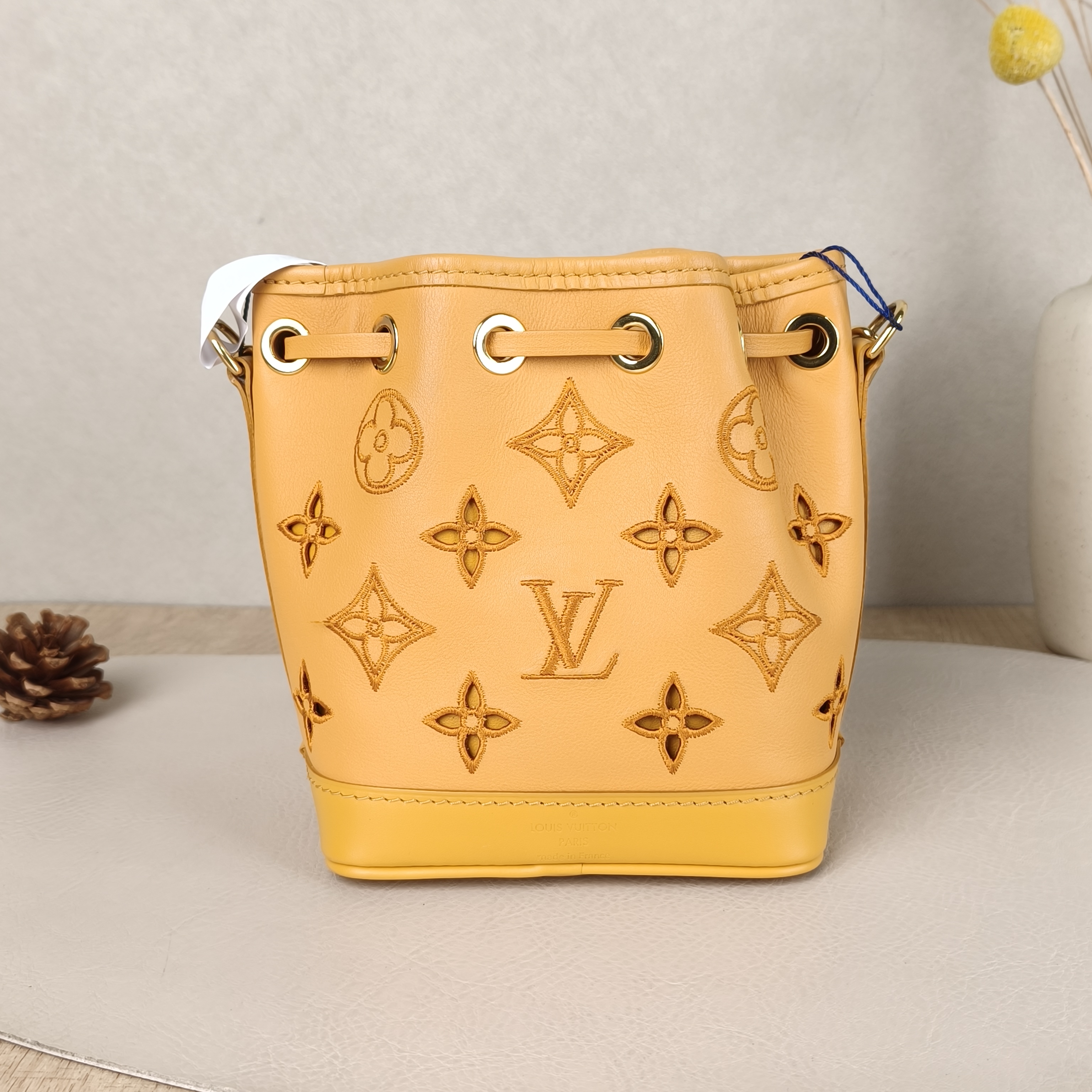 Louis Vuitton Shoulder Bag NANO NOÉ Bucket Bag Nano Yellow Calfskinnano13 × 10 × 16 cm — cover view 2 of 5