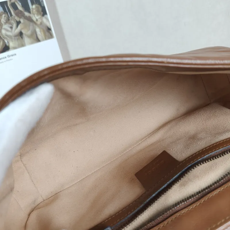 GUCCI Crossbody Bag GG Marmont Medium Marmont 26 Caramel Calfskin 26 × 7 × 15 cm — detail view 5 of 11