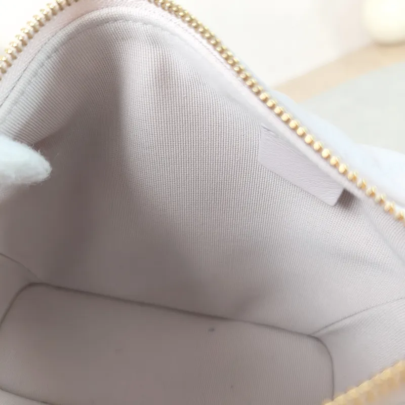 Chanel Crossbody Bag Crossbody Bag Pink Calfskin21.5 × 7.5 × 19 cm — detail view 3 of 14