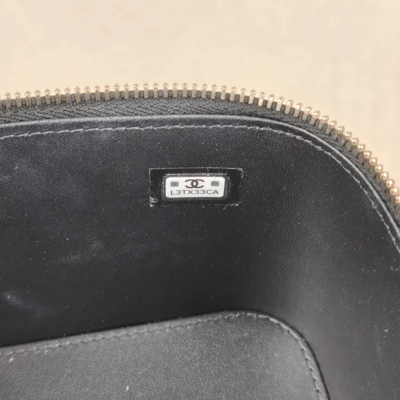 Chanel Crossbody Bag Pearl Edition Black Lambskin One Size16 × 8 × 9.5 cm — detail view 8 of 14