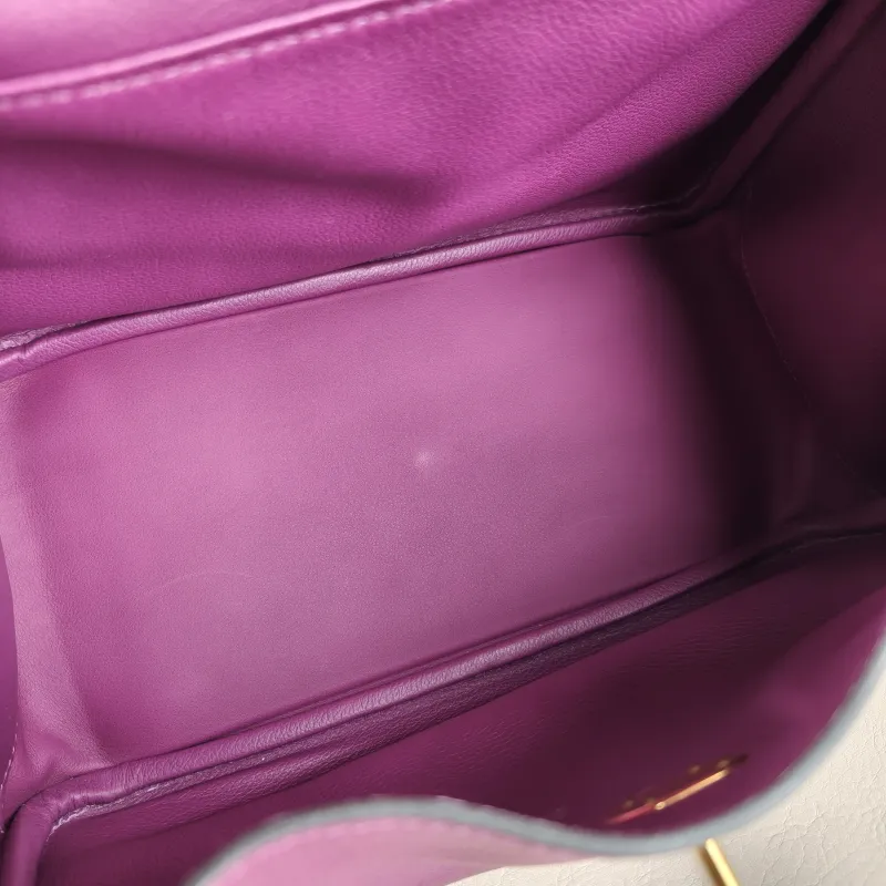 Hermès Crossbody Bag Lindy 26 P9Anemone Taurillon Clemence TC Calfskin Small 26 × 12 × 18 cm Y — detail view 2 of 12