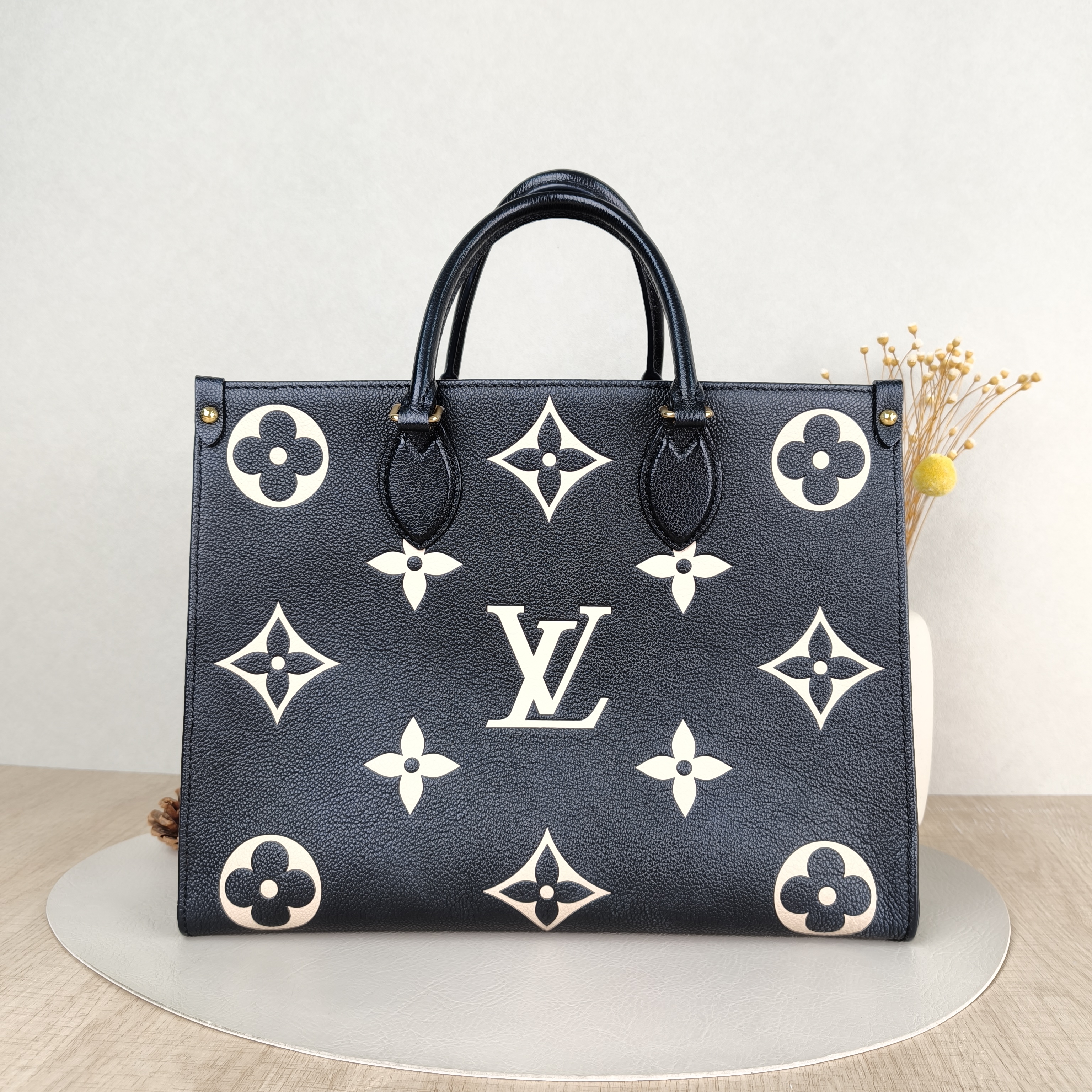 Louis Vuitton Shoulder Bag Onthego Medium Black · White Empreinte Embossed Calfskin Monogram Medium35 × 14 × 27 cm