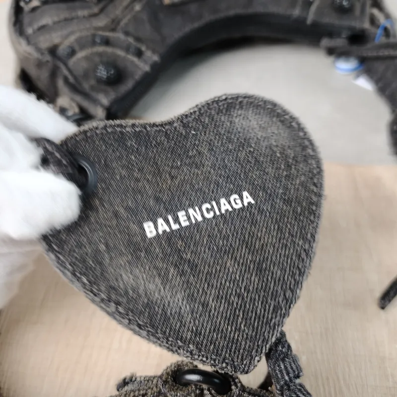 BALENCIAGA Crossbody Bag Black XS 26 × 7 × 16 cm — detail view 4 of 11