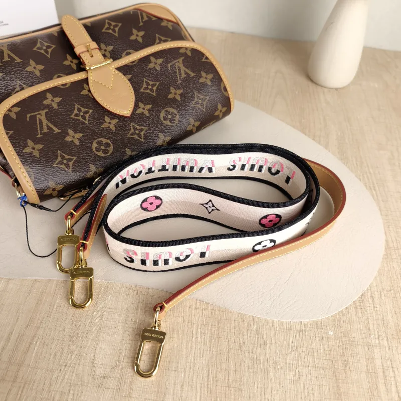 Louis Vuitton Crossbody Bag Diane Baguette Bag Shoulder Strap PVC Small 24 × 9 × 15 cm — detail view 5 of 13