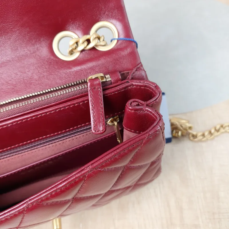 Chanel Crossbody Bag Burgundy Lambskin One Size 22 × 8 × 14 cm — detail view 12 of 12