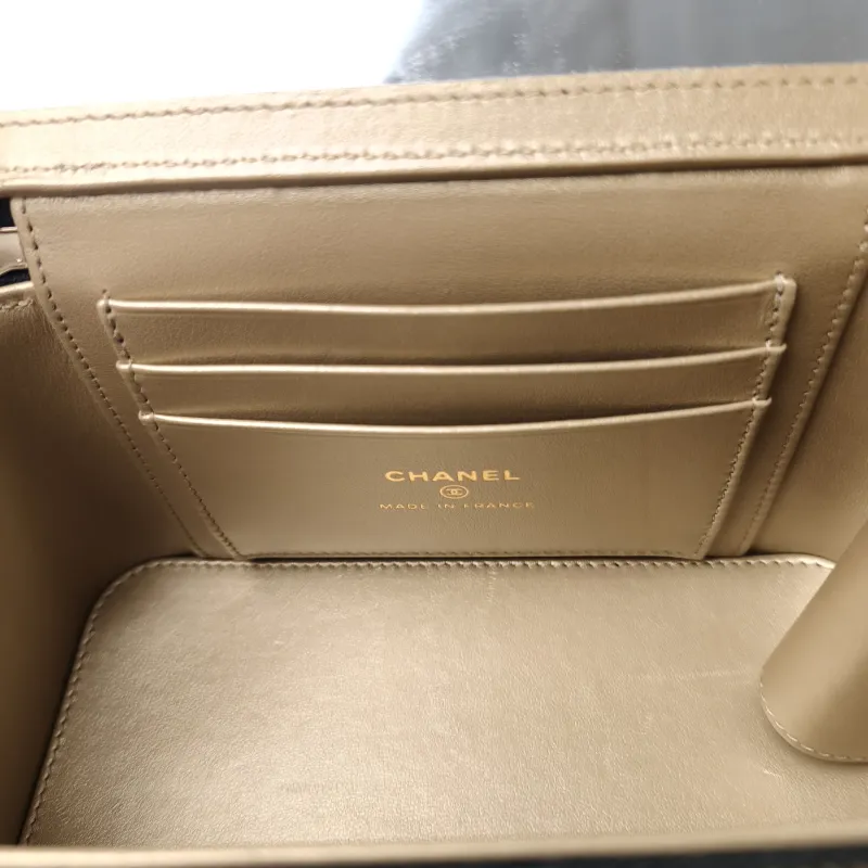 Chanel Crossbody Bag Edition Black Lambskin One Size17 × 8 × 9.5 cm — detail view 11 of 15