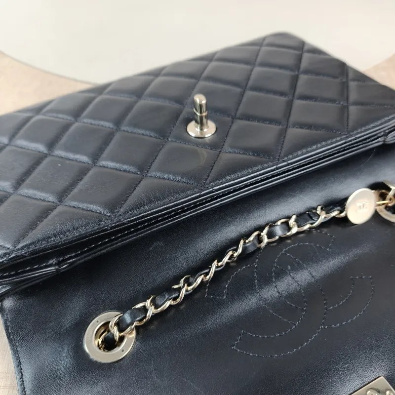Chanel Shoulder Bagtrendy cc Shoulder Bag Black Lambskin Medium26 × 6 × 17 cm — detail view 1 of 13