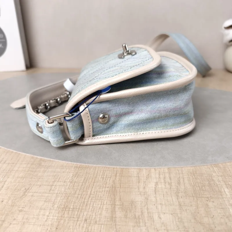 Chanel Crossbody Bag Crossbody Bag One Size17 × 6 × 14 cm — detail view 2 of 15