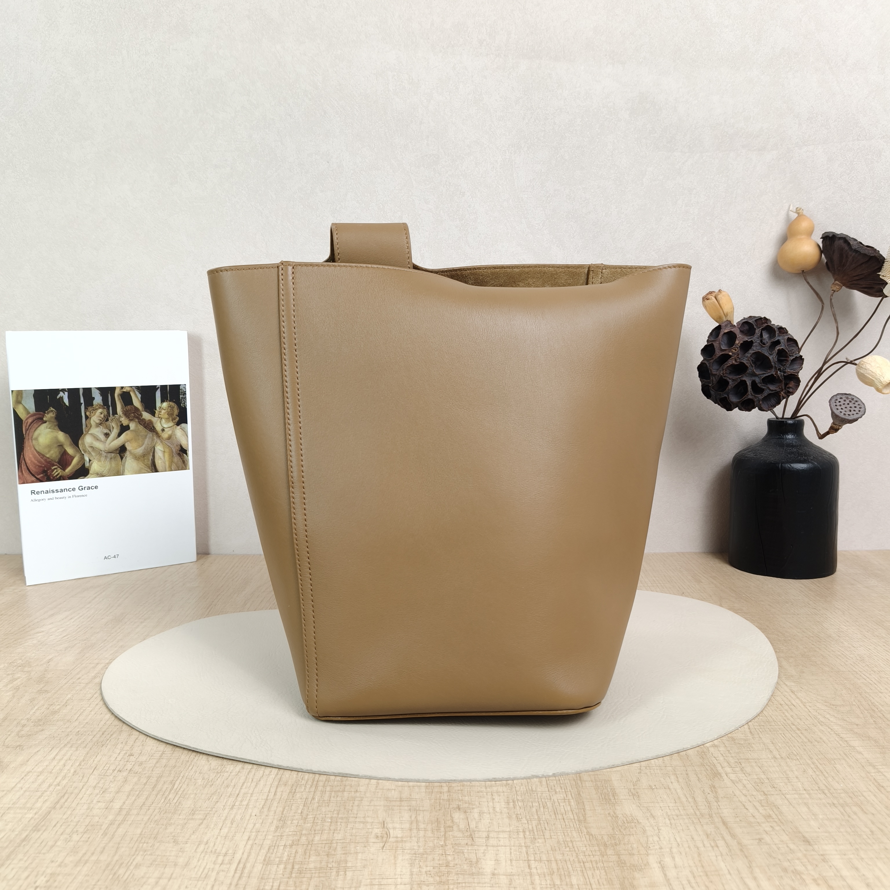 LOEWE Top Handle Bag Pebble Bucket Bucket Bag Calfskin Medium24.5 × 23.5 × 28 cm — cover view 4 of 5