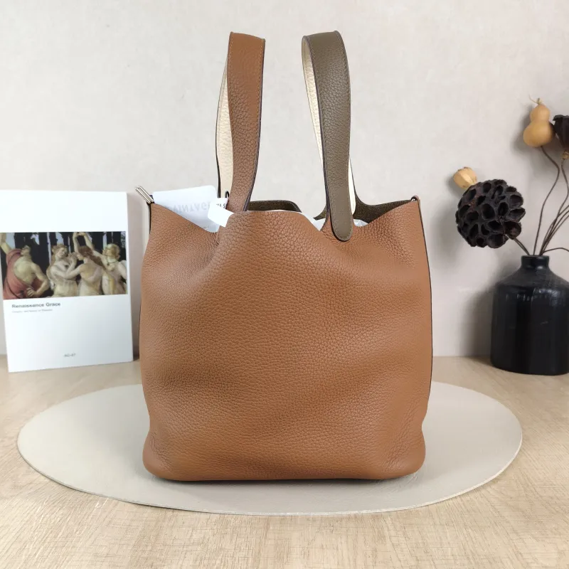 Hermès Top Handle Bag Picotin Lock 22 22 37 Brown · 18 · I2 TC Calfskin Medium 22 × 17 × 21 cm Z — detail view 6 of 9