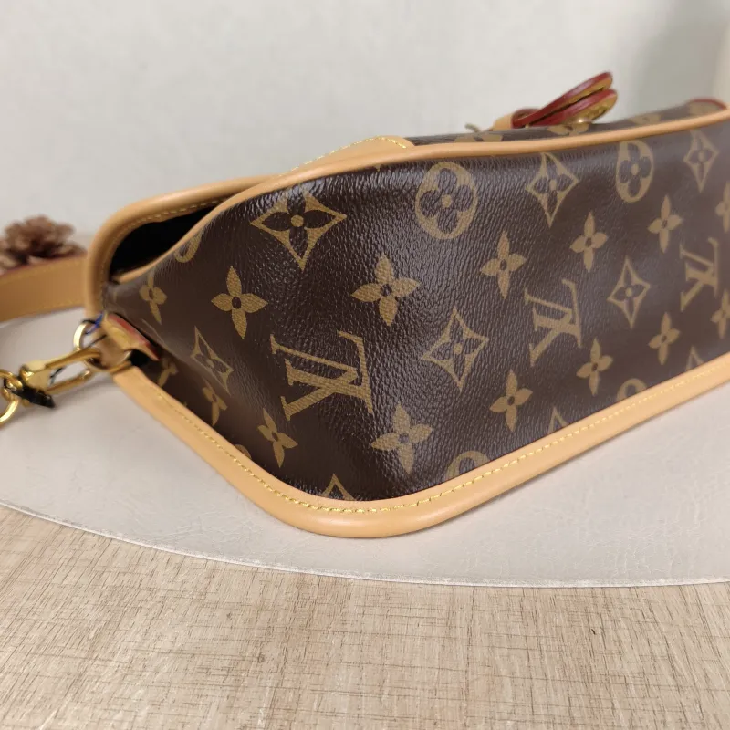 Louis Vuitton Crossbody Bag Diane Baguette Bag Shoulder Strap PVC Small 24 × 9 × 15 cm — detail view 10 of 14