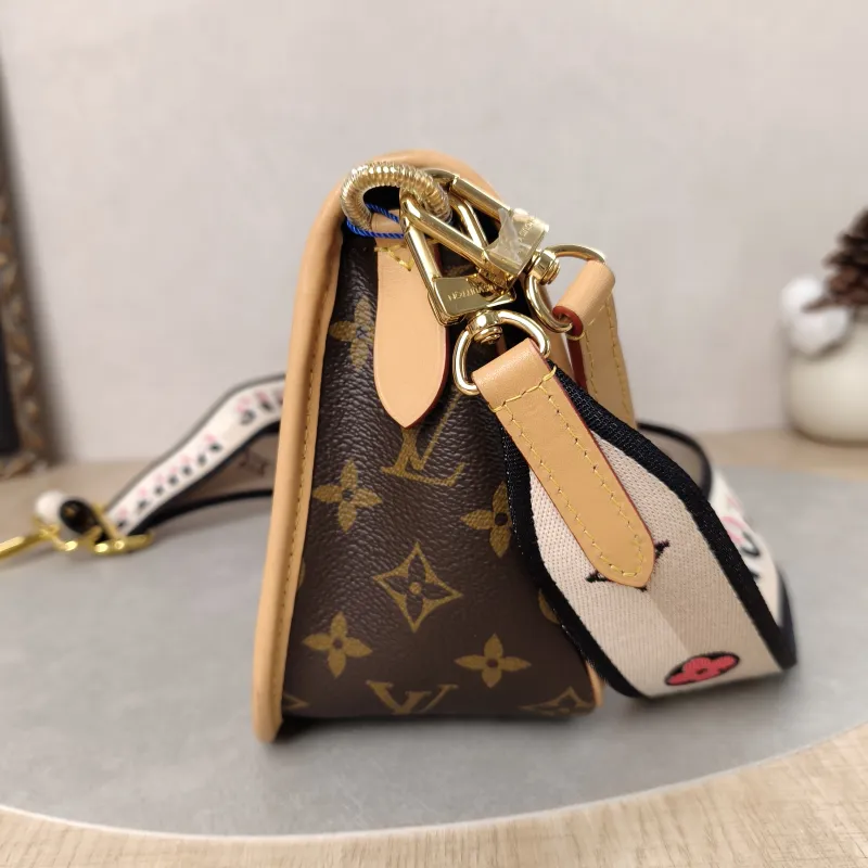 Louis Vuitton Crossbody Bag Diane Baguette Bag Shoulder Strap PVC Small24 × 9 × 15 cm — detail view 1 of 21