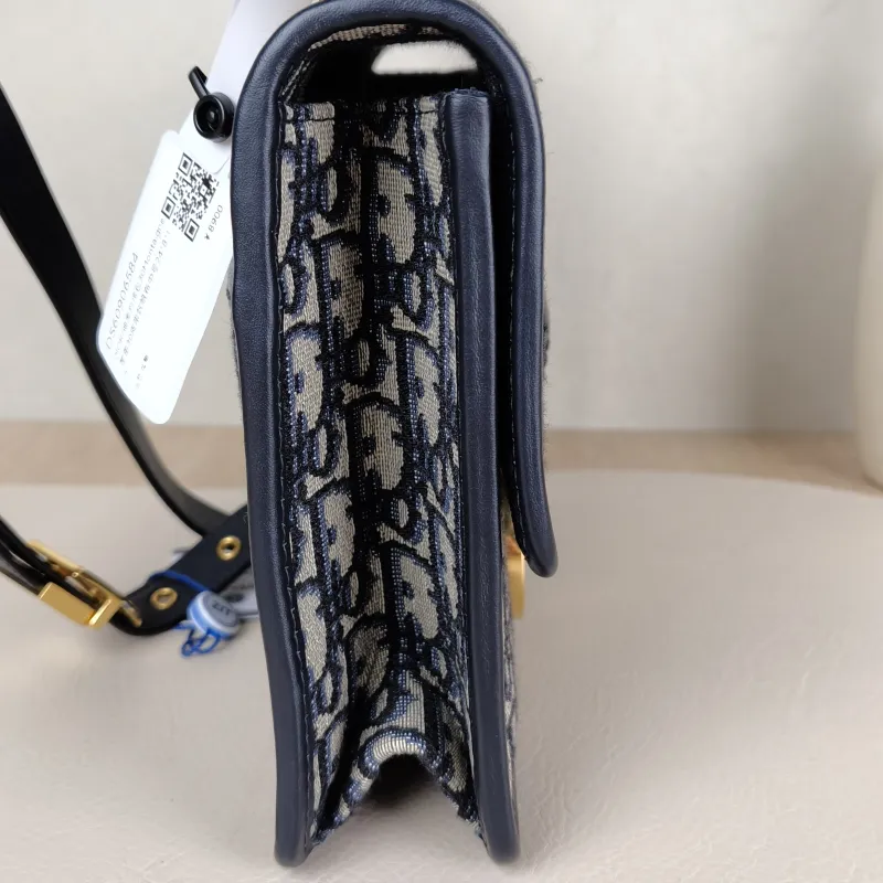 DIOR Crossbody Bag30Montaigne 30 Edition Canvas Medium24 × 8 × 17 cm — detail view 10 of 11