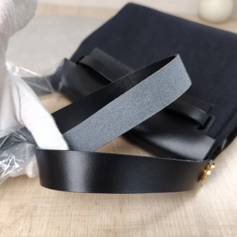 Hermès Crossbody Bag Herbag Zip 20Black Calfskin，Canvasmini20.5 × 7 × 16.5 cm — detail view 1 of 19