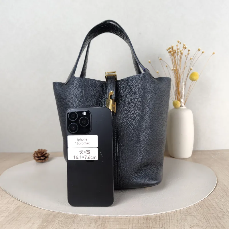Hermès Top Handle Bag Picotin Lock 22 22Black TC Calfskin Medium22 × 17 × 21 cm — cover view 2 of 5