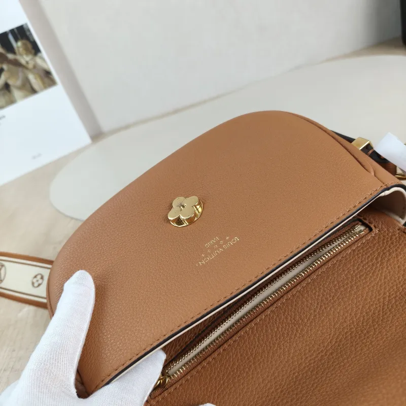 Louis Vuitton Crossbody Bag Pont 9 Soft Messenger Bag Calfskin Small 21 × 6.5 × 15 cm — detail view 8 of 13