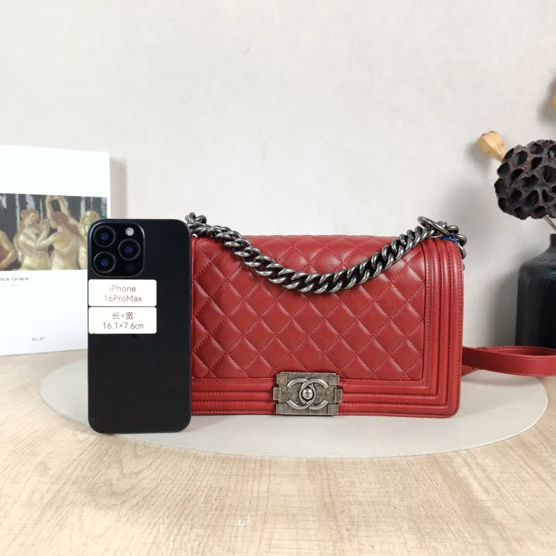 Chanel Crossbody Bag Le Boy​Red Calfskin Medium25 × 9 × 15 cm — cover view 3 of 6