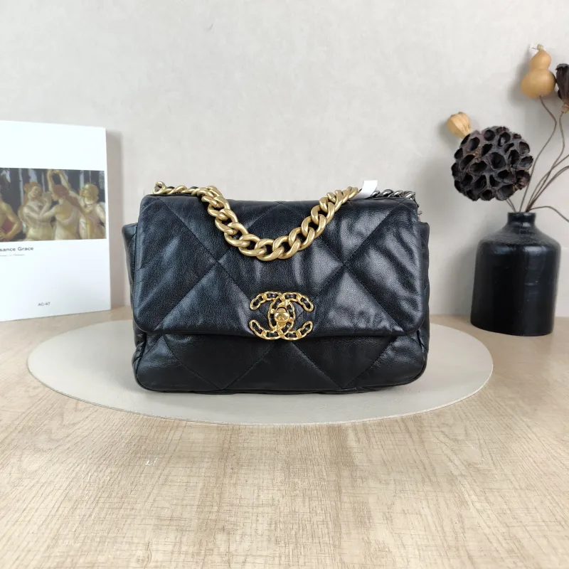 Chanel Crossbody Bag19Bag Black SL ambskin Small26 × 9 × 16 cm