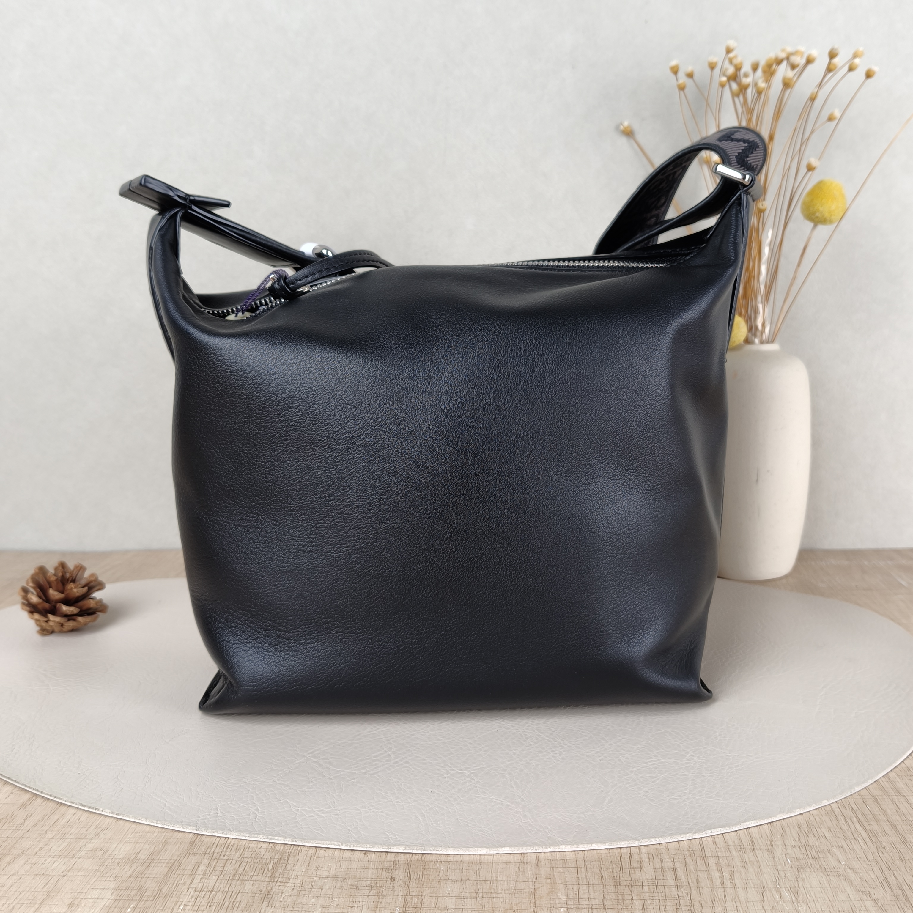 LOEWE Crossbody Bagcubi Crossbody Bag Black Calfskin Small29.5 × 10 × 22 cm