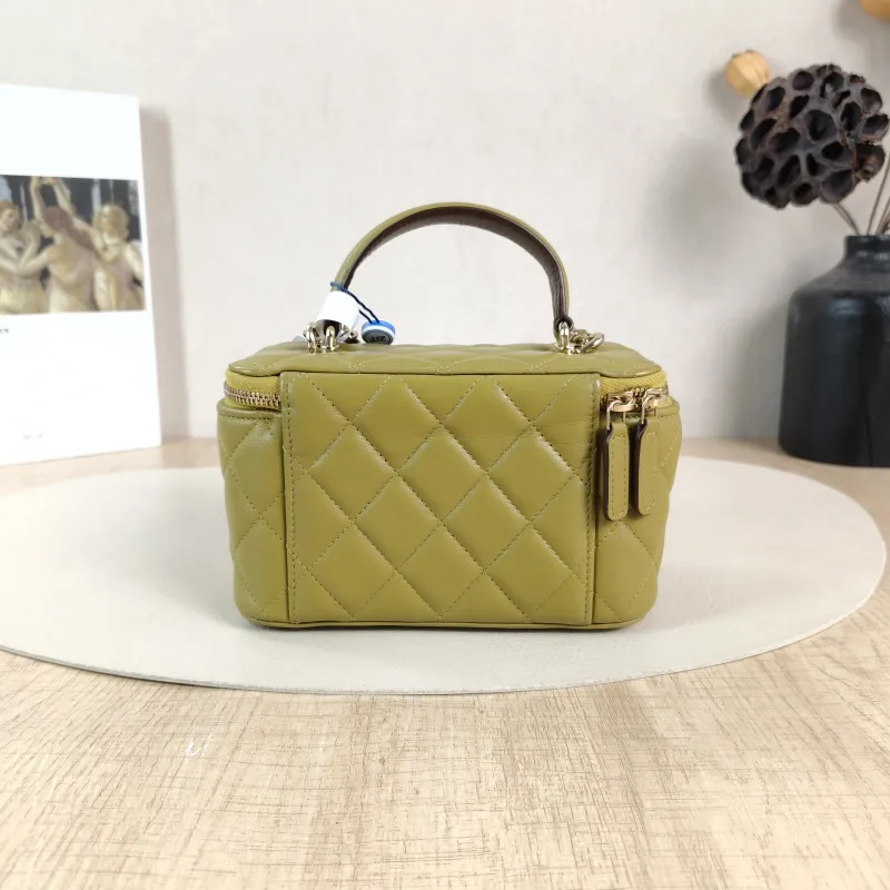 Chanel Crossbody Bag Edition Green Lambskinmini16 × 8 × 9.5 cm — cover view 5 of 5