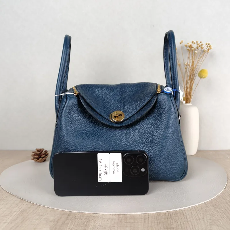 Hermès Crossbody Bag Lindy 266O Taurillon Clemence TC Calfskin Small26 × 12 × 18 cm — cover view 4 of 6