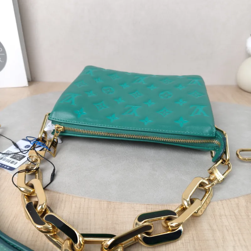 Louis Vuitton Crossbody Bag Coussin BB Green Lambskin BB21 × 7 × 16 cm — detail view 4 of 12