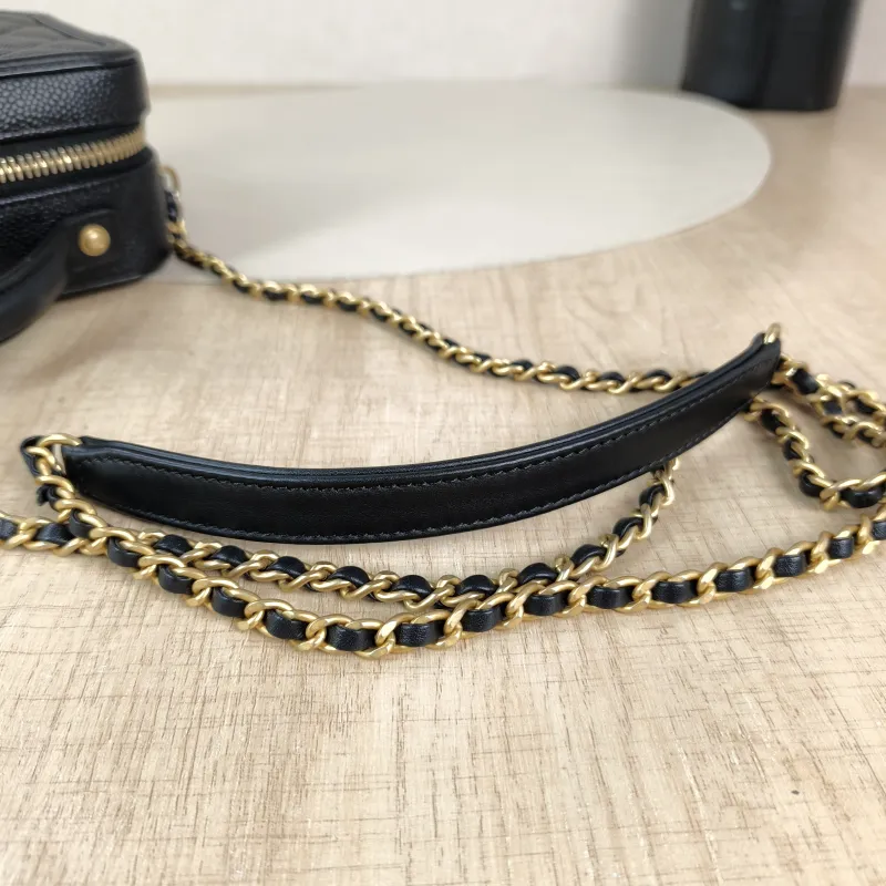 Chanel Crossbody Bag CC Filigree Vanity Cosmetic Bag Black Grained Calfskin Small 16 × 7 × 12 cm 26 — detail view 11 of 13
