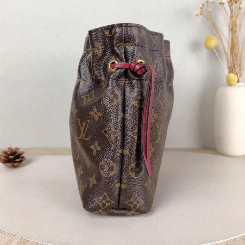 Louis Vuitton Clutch NOÉ Bucket Bag Monogram PVC 22 × 9 × 24 cm — detail view 1 of 7