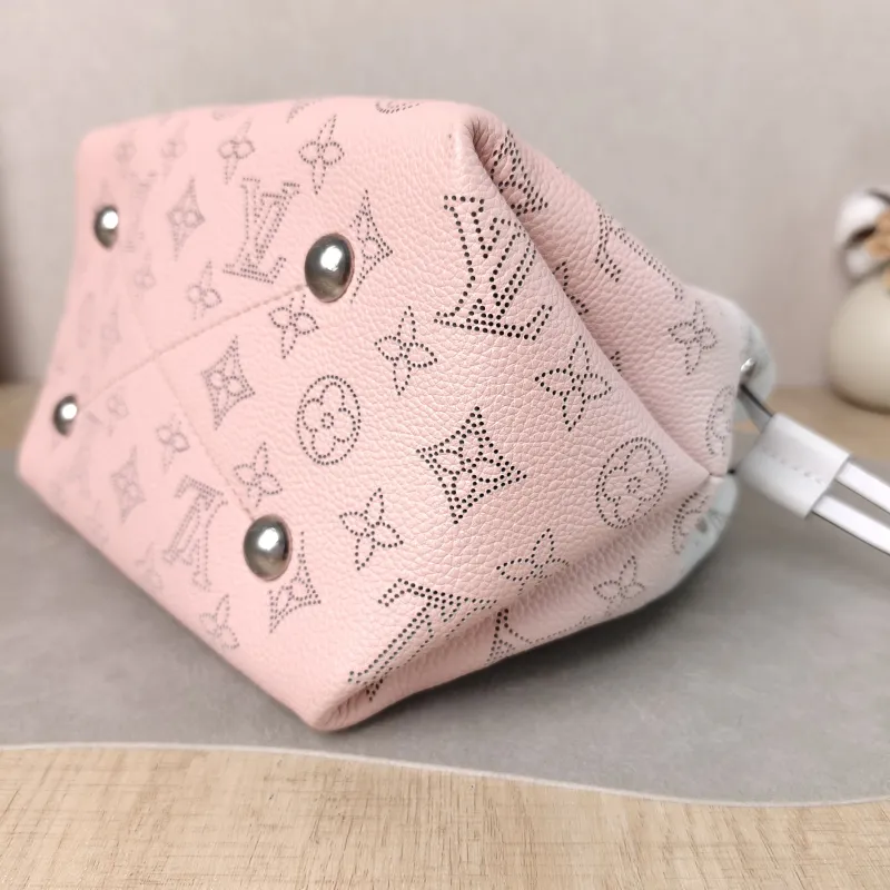 Louis Vuitton Crossbody Bag BELLA Calfskin One Size 22 × 14 × 19 cm — detail view 3 of 11