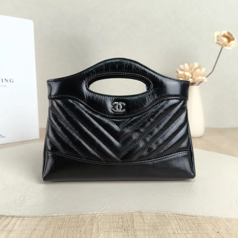 Chanel Shoulder Bag31Bag v Waxed Leather Calfskinnano20.5 × 3.5 × 17 cm