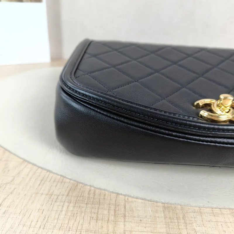 Chanel Crossbody Bag Crossbody Bag Black Calfskin One Size 24 × 6 × 18 cm 28 — detail view 6 of 14